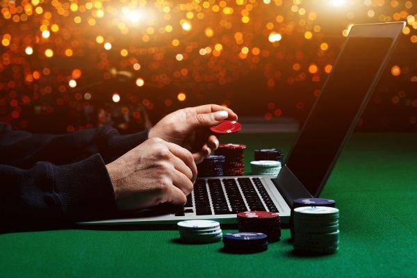 luckygm888 Baccarat Live dealer နှင့် ကတ်ဖြန့်နေသောမြင်ကွင်း